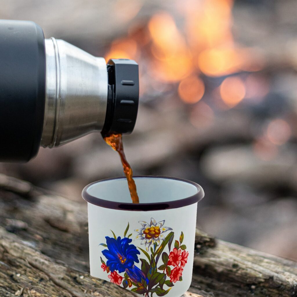 Eamille-Tasse mit Alpenblumen